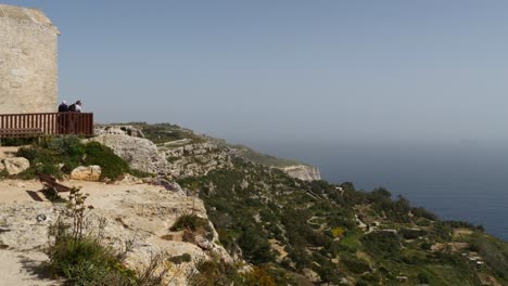 Turistas-Disfrutando-De-La-Vista-De-Los-Acantilados-De-Dingli-Desde-La-Capilla-De-Santa-María-Magdalena.