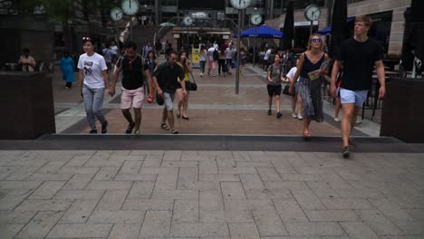 Menschen,-Die-In-Canary-Wharf-Spazieren-Gehen