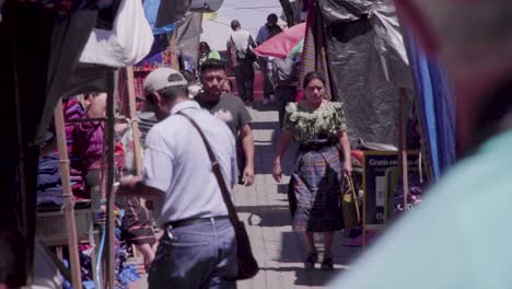 Indígenas-Caminando-Por-El-Mercado-Chichi-En-Guatemala.