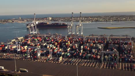 Puerto-De-Melbourne,-Nuevo-Muelle-De-Envío,-Toma-Panorámica-De-Drones-Que-Muestra-Importaciones-Y-Exportaciones.