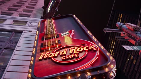 El-Anuncio-De-Hard-Rock-Se-Ilumina-En-Time-Square-En-Nueva-York.