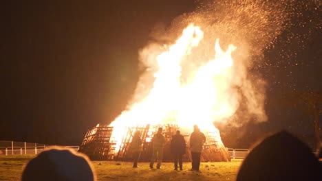 Dieses-Atemberaubende,-Lodernde-Feuer-Erhitzte-Viele-Menschen,-Während-Sie-Das-Feuerwerk-Sahen