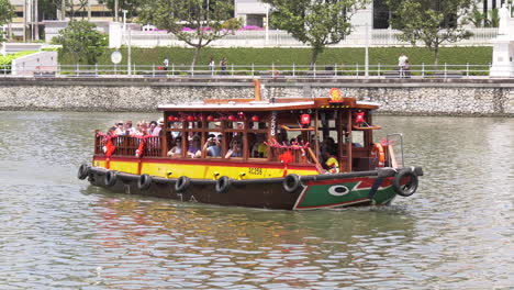 Un-Barco-Lleno-De-Turistas-Disfrutando-De-La-Vista-Navegando-Por-El-Río-Singapur-En-Una-Tarde-Soleada