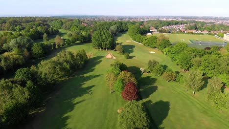 Grúa-Aérea-Con-Inclinación-Lenta-Sobre-El-Campo-De-Golf-Inglés-En-Kent