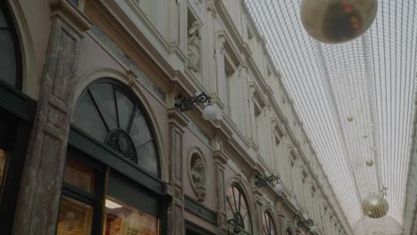 Reich-Verzierte-Fassade-Der-Galeries-Royale-St.-Hubert,-Glasdecke,-Festlich