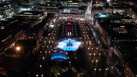 Imágenes-Aéreas-Que-Se-Alejan-De-La-Pista-De-Patinaje-Sobre-Hielo-En-Kungstragarden-En-Estocolmo,-Suecia