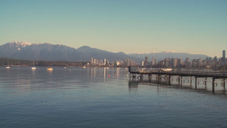 Un-Foque-Que-Se-Movía-Hacia-Adelante-Pasó-Por-Encima-De-Una-Valla-Destrozada-Para-Revelar-Las-Montañas-Y-El-Centro-De-Vancouver.