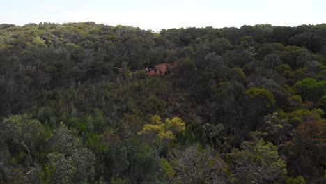 Luftaufnahme-Einer-Aufsteigenden-Drohne,-Die-An-Einem-Warmen-Und-Sonnigen-Abend-In-Cape-York,-Queensland,-Australien,-Von-Menschen-Wegfliegt,-Umgeben-Von-Wald-Und-Australischer-Natur