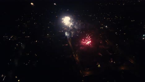 Un-Dron-Muy-Estético-Filmado-Por-La-Noche-Con-Impresionantes-Fuegos-Artificiales,-Que-Explotan-De-Manera-Colorida-E-Impresionante-En-El-Cielo-Nocturno.