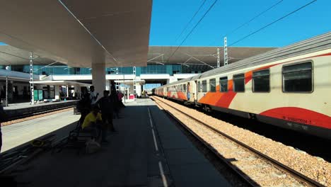 Travelers-waiting-for-the-train-to-Fes