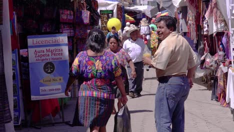 Indígenas-Caminando-Por-El-Mercado-Chichi-En-Guatemala.