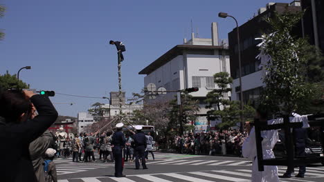 Mann-Klettert-An-Der-Stange-Auf-Einem-Festival,-Das-In-Kamakura,-Japan,-Stattfindet