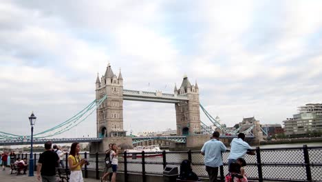 Zeitraffer-Der-Towerbridge-Auf-Beiden-Seiten