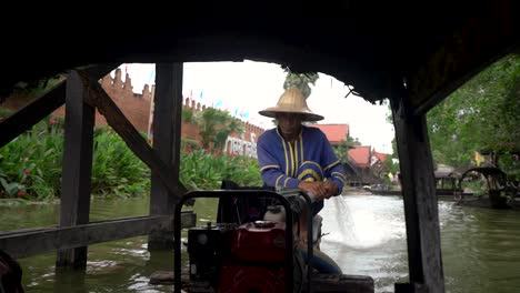 Un-Barquero-Montando-Un-Barco-A-Motor-Navegando-Por-El-Río-En-Bangkok,-Tailandia---Primer-Plano