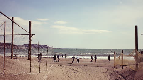 Menschen,-Die-Am-Strand-Von-Kamakura,-Japan,-Spazieren-Gehen