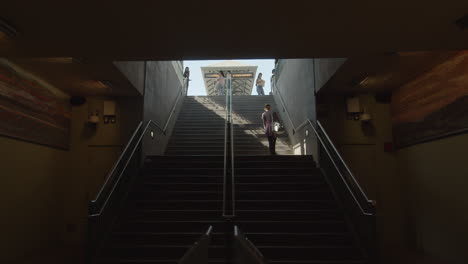 Zeitlupenaufnahme-Einer-Frau,-Die-Die-Treppe-Zur-Historischen-Union-Station-In-Der-Innenstadt-Von-Los-Angeles-Hinaufgeht