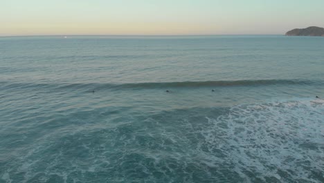 Nadadores-Flotando-Sobre-Las-Suaves-Olas-De-La-Playa-Santinho-En-La-Hora-Mágica-Dorada