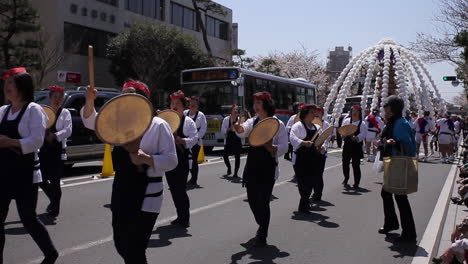 Straßenkünstler-Beim-Kamakura-Festival,-Japan