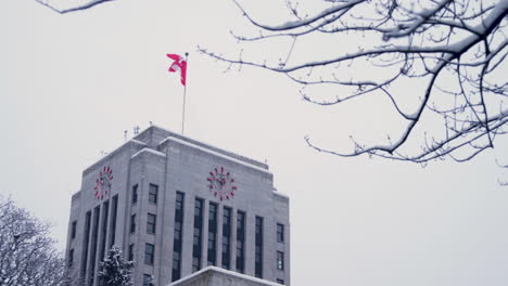 Un-Primer-Plano-De-Derecha-A-Izquierda-De-Un-Ayuntamiento-Nevado-De-Vancouver-En-Un-Día-Frío-Y-Nublado