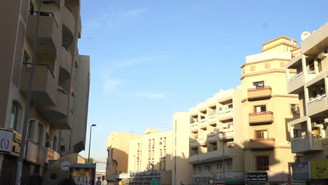 Die-Nahaufnahme-Der-Alten-Stadt-Dubai-Gold-Souk-Deira-Unter-Dem-Strahlend-Blauen-Himmel---Nahaufnahme