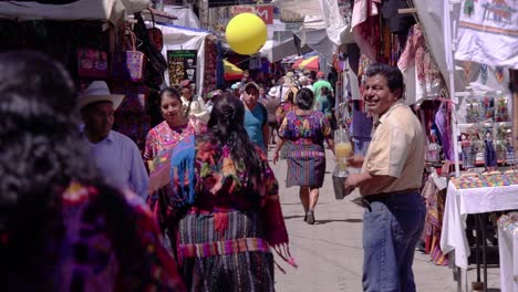 Indígenas-Caminando-Por-El-Mercado-Chichi-En-Guatemala.