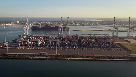 Puerto-De-Melbourne-Envío-Webb-Muelle-Atraque-Drone-Aéreo-Con-Un-Gran-Barco-En-Segundo-Plano