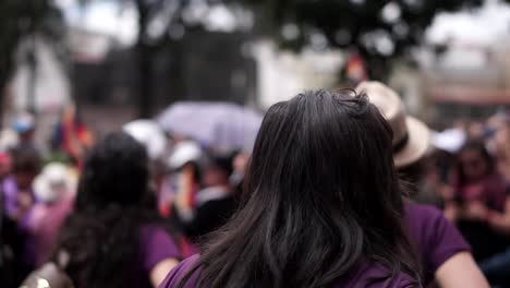 Varias-Mujeres-Vestidas-Con-Camisetas-Moradas-Tocan-Tambores-Durante-Una-Protesta-Por-El-Aumento-De-La-Violencia-Y-El-Abuso-De-Los-Hombres-Hacia-Las-Mujeres.