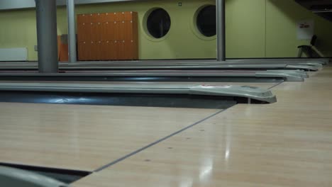 Leute-Werfen-Bowlingball.-Leute-Werfen-Bowlingball