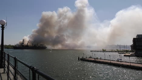 Humo-Ondeando-A-Través-Del-Puerto-Interior-Desde-La-Fábrica-De-Azúcar-Domino