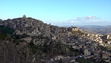 Toma-De-Drone-De-La-Ciudad-De-Mussomeli-En-Sicilia,-La-Ciudad-Donde-Se-Venden-Casas-A-1-Euro.