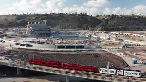 Luftaufnahme-Des-Fast-Vollständigen-Abrisses-Des-Qualcomm-Stadions-In-San-Diego-Mit-Trolley-Im-Vordergrund