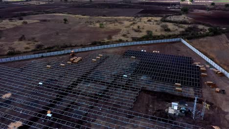 La-Cámara-Aérea-Sigue-Los-Módulos-Solares-Que-Se-Están-Instalando-En-Una-Central-Solar-Fotovoltaica-En-La-India.