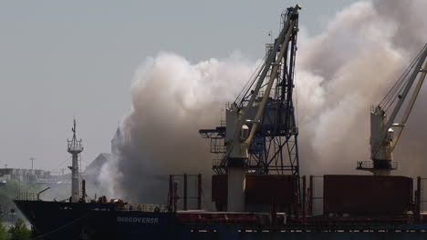 Humo-Ondulante-Detrás-De-Un-Gran-Barco