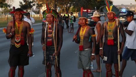 Indigene-Krieger-In-Brasilien-Protestieren-Gegen-Die-Abgrenzung-Indigenen-Landes