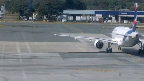 Flugzeug-Rollt-Nach-Der-Landung-Zum-Terminal