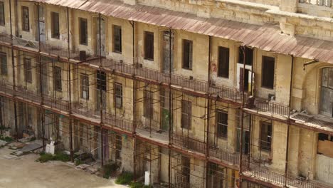 Antiguo-Edificio-Ruinoso-En-El-Museo-Nacional-De-La-Guerra---Fort-Saint-Elmo,-Valletta