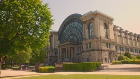 Historische-Architektur-Des-Königlichen-Museums-Der-Streitkräfte-Und-Militärgeschichte-In-Der-Stadt-Brüssel,-Belgien