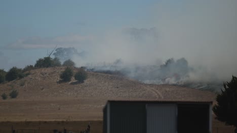 Grasfeuer-Brennt-Auf-Ackerland-Hinter-Dem-Schuppen