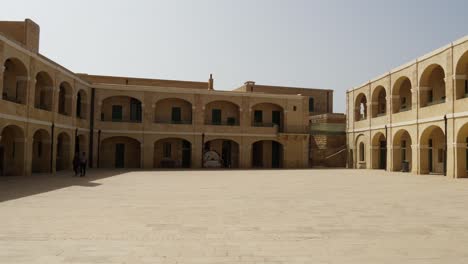 Museo-Nacional-De-La-Guerra---Fuerte-Saint-Elmo,-A-La-Altura-De-Los-Ojos