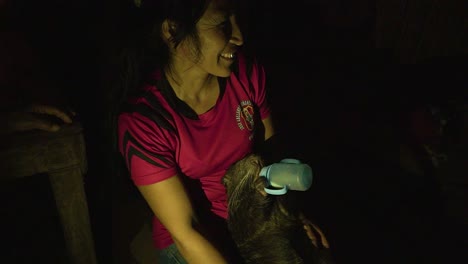 Mujer-Alimentándose-Con-Biberón-Especie-única-De-Roedor-Nutria-Bebé