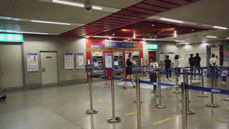 POV-Caminando-Hacia-La-Estación-De-Metro-Bem-En-El-Centro-De-Bangkok,-Tailandia