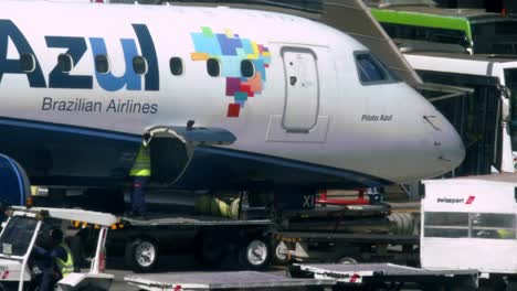 Azul-Avión-De-Aerolíneas-Brasileñas-Estacionado-En-La-Puerta-Del-Aeropuerto