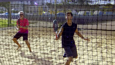 Un-Joven-Golpea-Una-Pelota-De-Tenis-De-Playa-En-Un-Juego-En-Cámara-Lenta