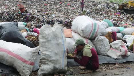 Escena-Del-Desayuno-De-Los-Carroñeros-Mientras-Trabajan,-Java-Central,-Indonesia