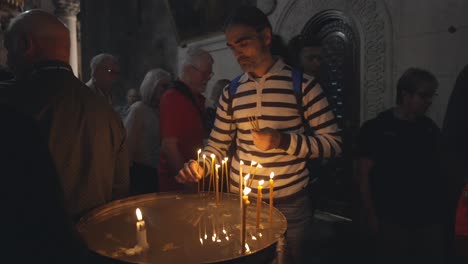 Velas-Encendidas-Dentro-De-La-Iglesia-Del-Santo-Sepulcro.