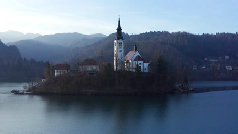 Vista-Aérea-De-La-Iglesia-De-La-Madre-En-La-Isla-De-Bled-En-El-Lago-Bled