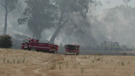 Camión-De-Bomberos-Se-Dirige-Al-Incendio-De-Pasto-Para-Ayudar-A-Otros-Equipos-A-Extinguir-El-Incendio-De-Arbustos.