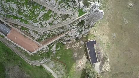 Disparo-De-Un-Dron-Desde-Arriba-En-La-Cima-Del-Castillo-De-Chiaramonte-En-Mussomeli,-La-Ciudad-Donde-Se-Venden-Casas-A-1-Euro