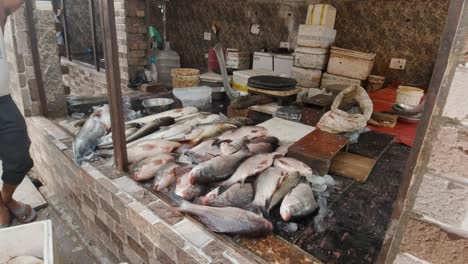 Pescado-A-La-Venta-En-Una-Tienda-En-El-Mercado-De-Pescado-De-Bristol-En-La-India