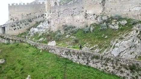 Hombre-Caminando-Solo-Por-El-Camino-Hacia-Un-Castillo